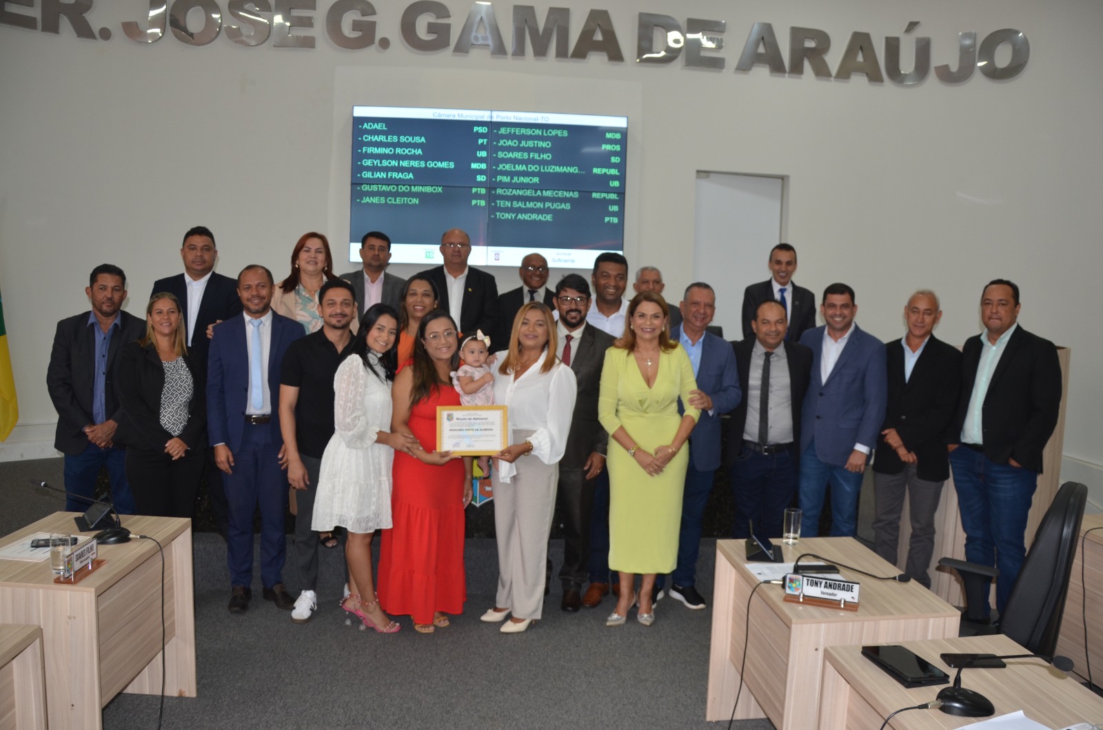 Câmara municipal  entrega moção de aplausos a Superintendente regional de educação, Professora Araildes Almeida 