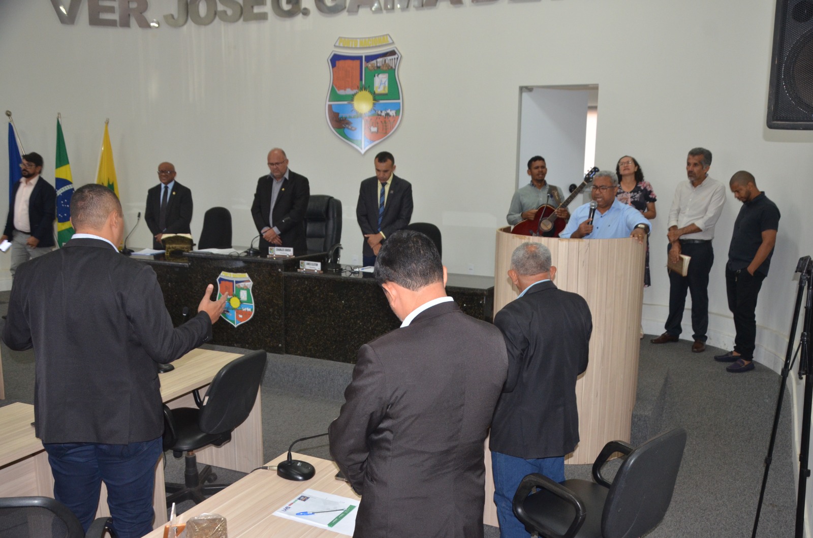 Pastor Pedro Menezes e acompanhado de uma equipe de pastores